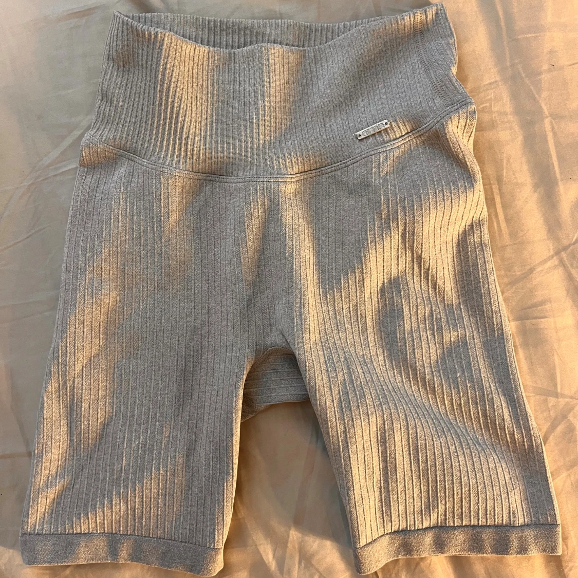 Grå ribbade biker shorts Aim'n - 2