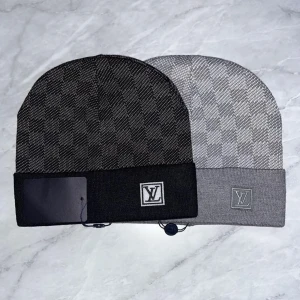 2 lv mössor för 450kr - Helt ny med dust bag