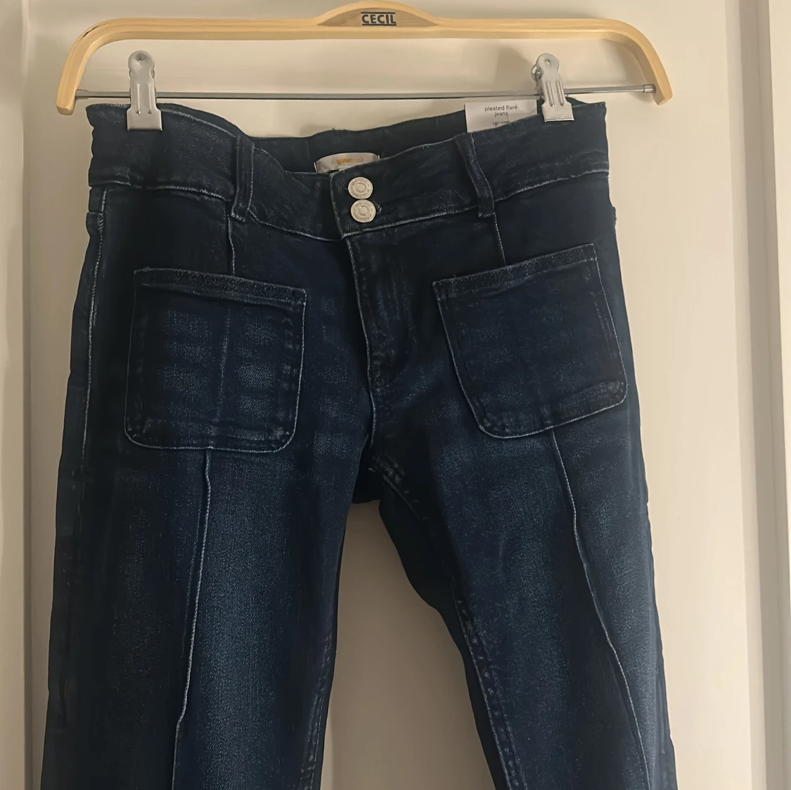 Mörkblå bootcut jeans från Gina Tricot - 1
