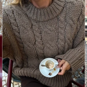 Kabelstickad tröja - Säljer denna kabelstickade tröja från nakd i storlek 34-36💗