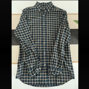 Rutig blå skjorta från Massimo Dutti - Snygg rutig skjorta från Massimo Dutti i marinblått och beige. Klassisk krage, knappar framtill och långa ärmar. Tillverkad i mjuk bomull som känns skön mot huden. Perfekt för dig som gillar stilrena och tidlösa plagg med lite edge. Helt ny.