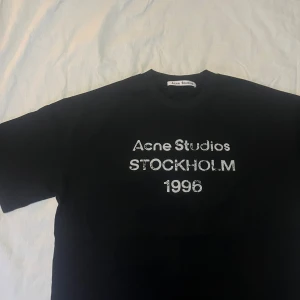 Acnestudios tshirt S - Acne studios t shirt i fint skick (8/10) i storlek S men passar M bättre. Passformen är baggy och t-shirten passar runt 180 cm | skickas med tag, skriv vid någon fundering✅