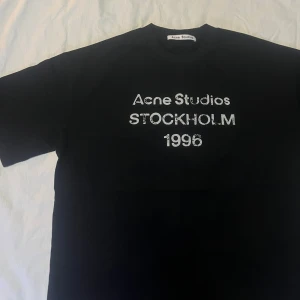 Acnestudios t shirt S - Acne studios t shirt i fint skick (8/10) i storlek S men passar M bättre. Passformen är baggy och t-shirten passar runt 180 cm | skickas med tag, skriv vid någon fundering✅