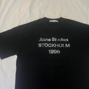 Acnestudios t shirt S - Acne studios t shirt i fint skick (8/10) i storlek S men passar M bättre. Passformen är baggy och t-shirten passar runt 180 cm | skickas med tag, skriv vid någon fundering✅