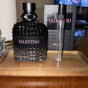 10ml Valentino Uomo Born in Roma EdT - 10ml sample av Valentino Uomo born in Roma EdT för ett skit bra pris, gratis sample ingår vid köp 