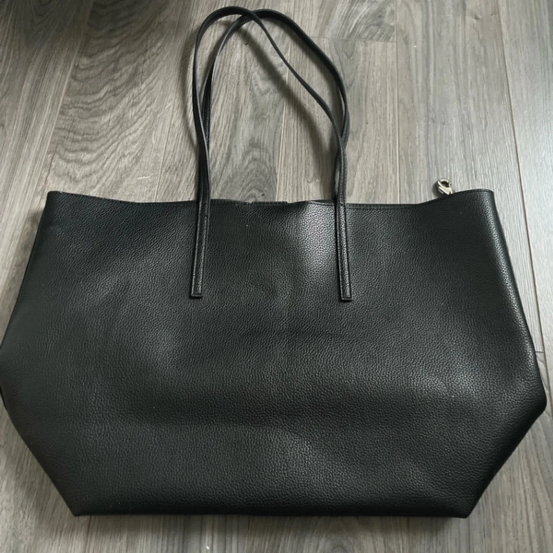 Stor svart shoppingväska i skinnimitation - 1