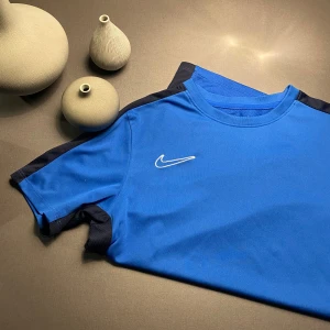 Nike träningströja - Säljer nu denna riktigt snygga Nike träningströjan i st 158-170 bara höra av dig vid frågor eller funderingar 