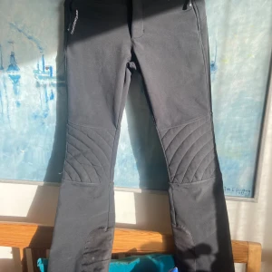 Svarta skidbyxor, XS - Svarta skidbyxor från Cross, förstärkta vid benslut. Lite skav längst med, så som det lätt blir på skidbyxor. 