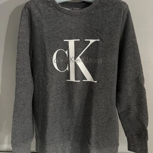 Grå Calvin Klein sweatshirt - Grå sweatshirt i stl. XS från Calvin Klein