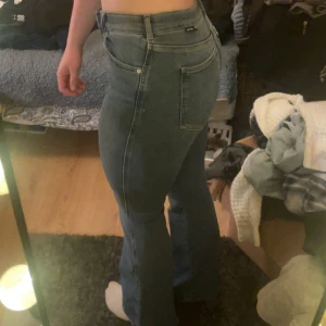 Bootcut jeans  - Mörkblå bootcut jeans från dr denim i storlek M/L. Knappt använda.