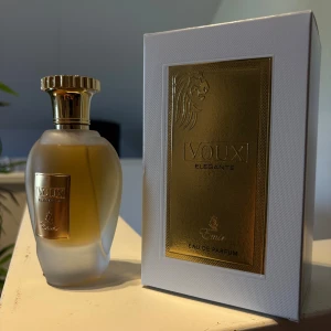 Voux Elegante 100ml - Voux Elegante från Emir är en Eau de Parfum med lyxig känsla och stilren design. Säljer billigt då jag inte tyckte om denna o vill bara bli av med den, HELT OANVÄND
