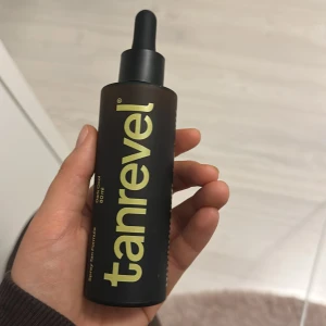 Tanrevel Spray Tan Formula Dark Cool - Tanrevel Spray Tan Formula i färgen Dark Cool, 80 ml. Kommer i en snygg svart flaska med pipett och guldig text. Perfekt för att få en fräsch, solkysst look utan sol. Enkel att använda och ger en jämn brun ton. Endast använd 2 gånger. Kom med prisförslag.