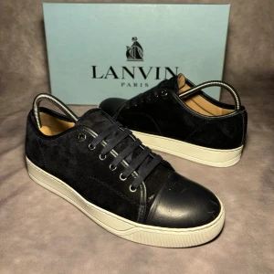   Lanvin sneakers  - Lanvin cap toe. Skick 8/10 sulkräm har använts för att fräscha upp dom lite. Storlek uk 6 sitter som 41-42. Enbart skorna fås med
