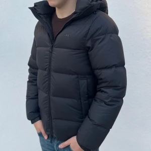 J.Lindeberg Vinterjacka - Tjena! Säljer nu denna J.Lindeberg vinterjackan. Storlek XS - Modellen på bild är 182cm. Skick 7/10 (Liten Reva) - Nypris på denna är ca 4800 och mitt pris 2499, (pris kan diskuteras vid snabb affär). Hör gärna av er vid minsta fundering/fråga. MVH Vestito Closet