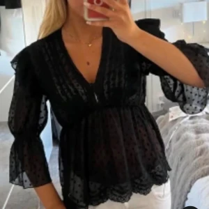 Svart blus  - Säljer en svart blus med v-ringning, storlek s. Hör av er vid frågor❤️