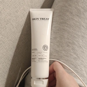 Skin Treat Multi-Action Face Cleanser - Mild och oljefri ansiktsrengöring med rosenvatten och trollhassel. Tar effektivt bort makeup, olja och orenheter. Innehåller äpple-aminosyror och växtbaserat kollagen. 100% vegansk och tillverkad i Sverige. 150 ml tub i vit plast.