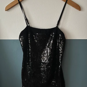 🖤Paljettlinne - Så fin passform✂️Köpt på Juno Juno i Göteborg. Storlek saknas- upplevs som Xs/S.