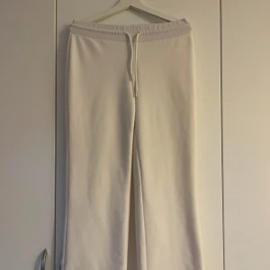 Vita mjukisbyxor med snörning - Lågmidjade byxor från lager 157. Strl M. Oanvända och steamade. 