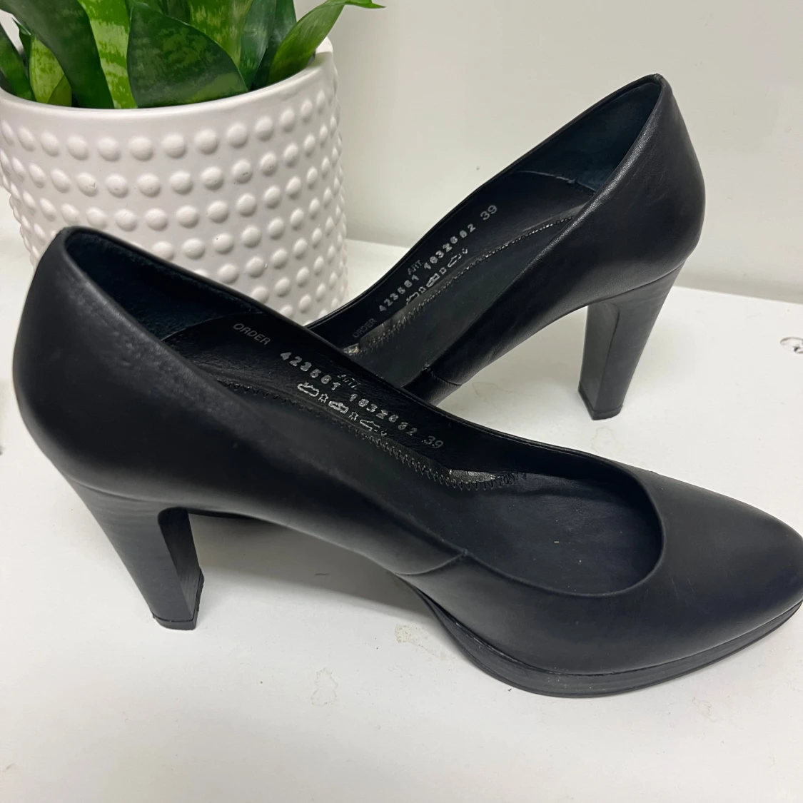 Svarta pumps från Dasia i skinn mer som 38 i storlek
