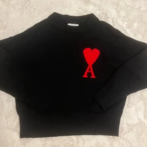 Ami Paris tröja - Fin Ami Paris sweatshirt Svart i storlek S. Bekväm passform och mjukt material, med det ikoniska hjärtloggan. I topp skick utan fläckar eller hål.