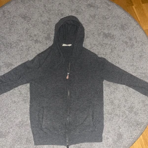 Mörkgrå Kashmir hoddie från Sayless - Mörkgrå Kashmir zip hoddie från sayless! Storlek S! Inga defekter! 