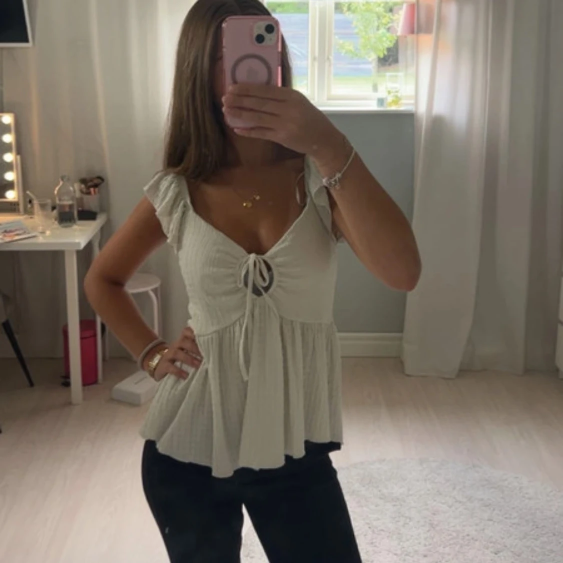 Vit blus med volang - 1