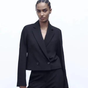 Svart kavaj - Så fin kortare kavaj ifrån Zara!