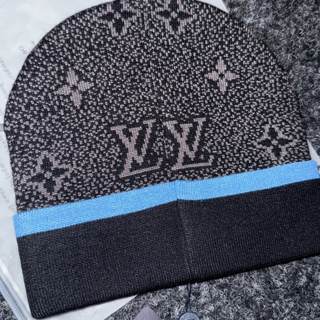 Svart märkes mössa - 1