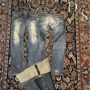 Hysteric glamour Selvedge jeans - Helt sjukt snygga hysteric glamour, dessa är storlek 34 men kan absolut passa 33. De har signatur spikarna och är även Selvedge vilket ger den sinn fina tvätt.  Mått: Midja:44,5cm Längd:105cm Benöppning:20cm