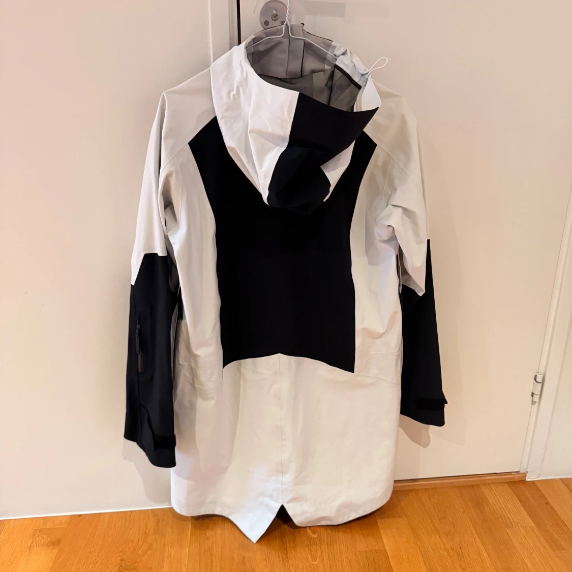 Svartvit vindjacka / skidjacka Peak Performance - 1