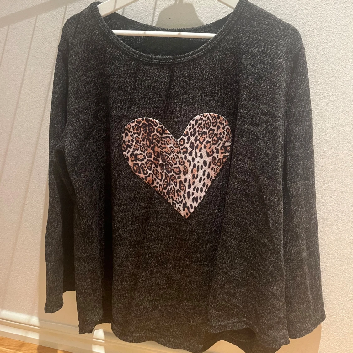 Mörkgrå tröja med leopardhjärta - 2