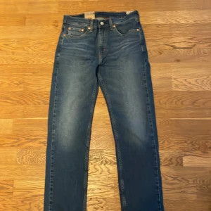 Levis 505 jeans regular fit - Jättesnygga sprillans nya levis 505 jeans. Helt oanvända och alla lappar sitter kvar. De är i storlek 30/30 och är dessvärre för små för mig därav måste sälja. Spara en stor slant på att köpa helt nya jeans till begagnat pris!