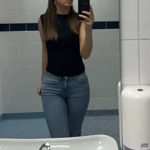 Ljusblå slim split jeans, W25, L32 - Säljer ett par ljusblå slim split jeans med rak passform och mid midja. Materialet är slitstarkt denim i bomull. Säljer för att det inte kommer till användning i min vardag längre. ANVÄNT 3 gånger ‼️