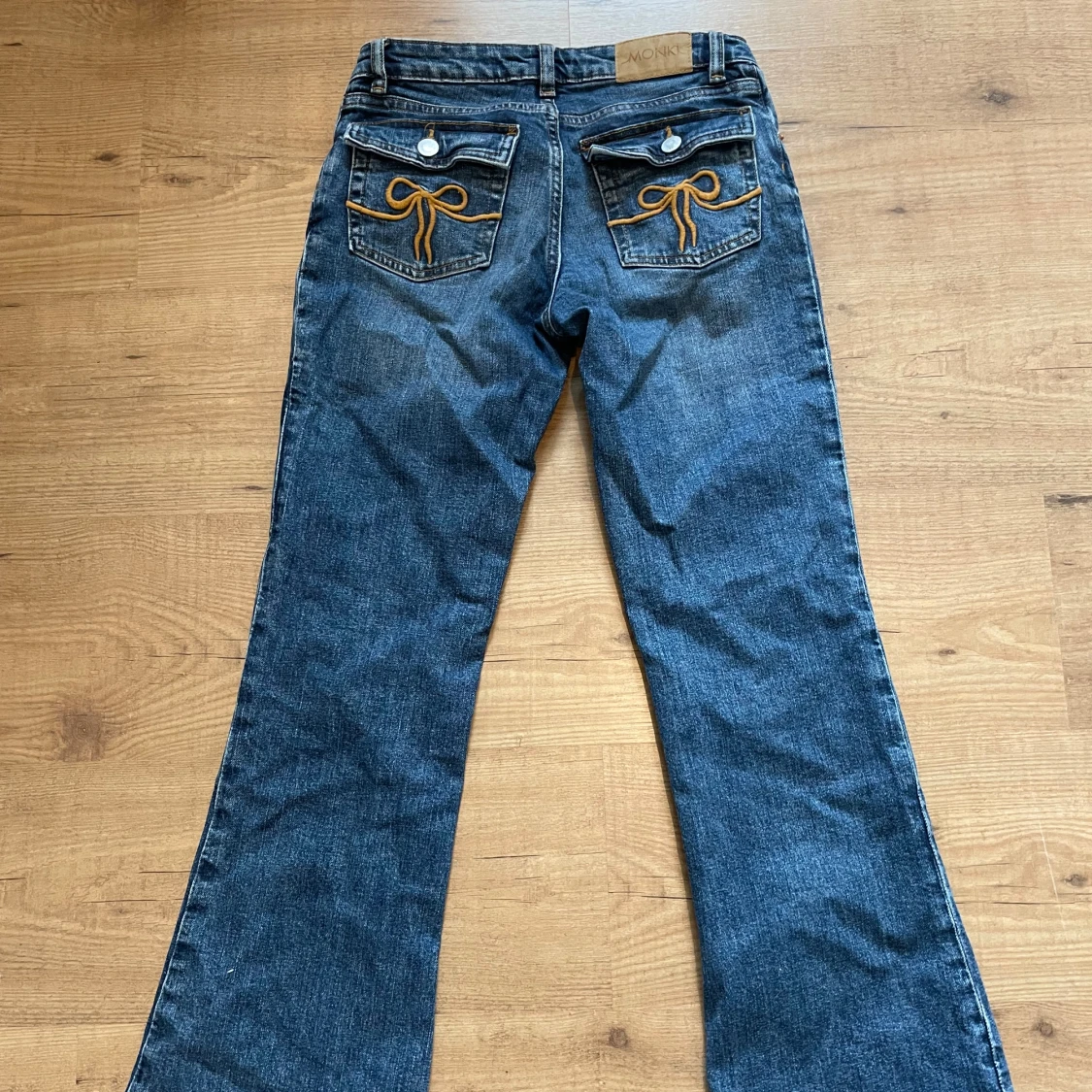 Blå bootcut jeans från Monki med rosetter - 2