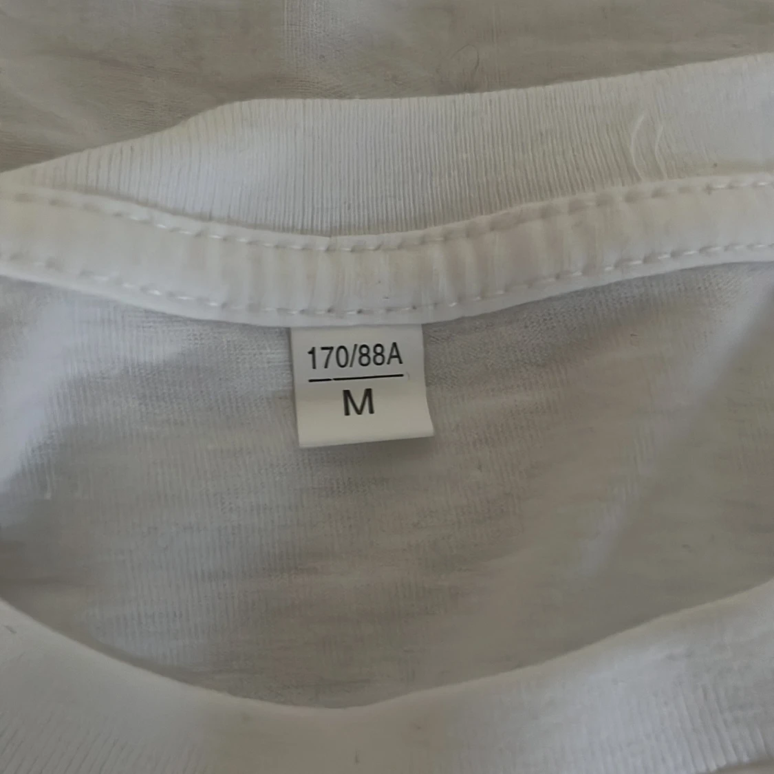 Vit t-shirt med tryck och autograf - 3