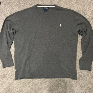 Grå Ralph Lauren sweatshirt - Grå Ralph Lauren sweatshirt 👕  Super bra skick✅ Storlek L Hör av er vid fler frågor eller funderingar