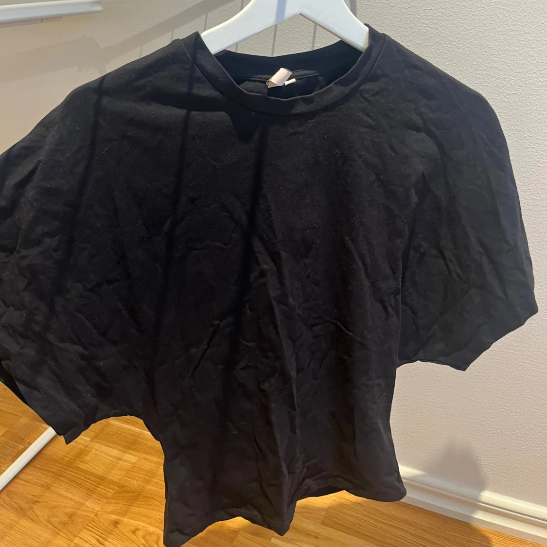 Svart topp med breda ärmar