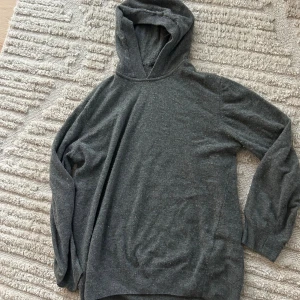 Kashmir hoodie  - Säljer ju en hoodie ifrån 8 by yoox.Den är en blandning på Kashmir och ull.stolerk S.killen på sista bilden är ungefär 182cm lång.säljer för 399kr