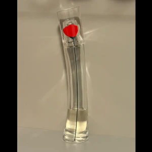 Flower by Kenzo EdP 30ml - Flower by Kenzo Eau de Parfum, 30 ml. En ikonisk parfym i snygg flaska med vallmo-detalj. Tillverkad i Frankrike – perfekt för dig som vill sticka ut med stil. Ca 15%? Kvar. Öppen för prisförslag