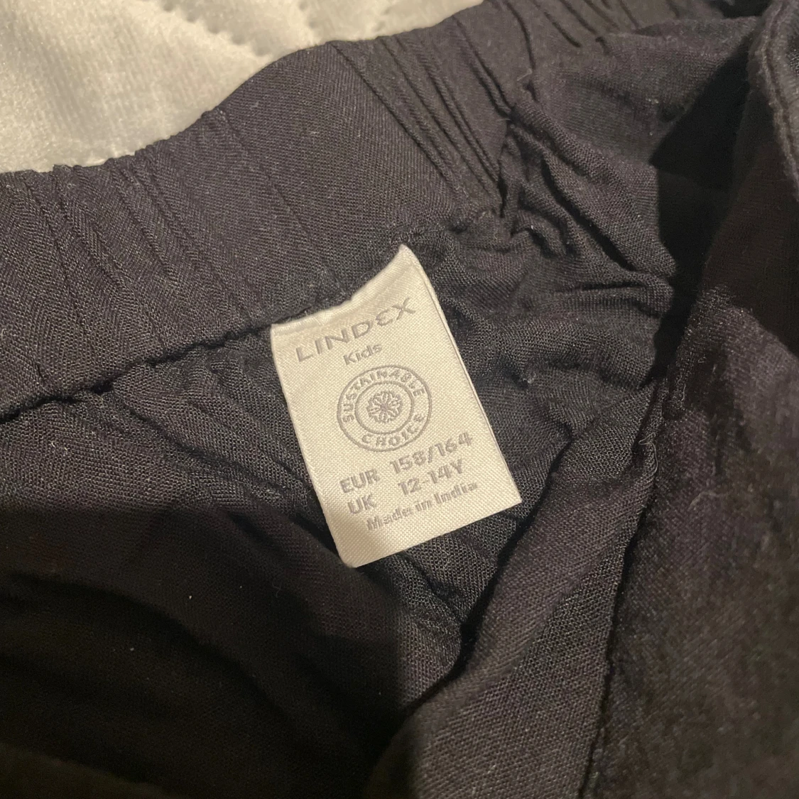 Svart omlottkjol med volang från Lindex - 1