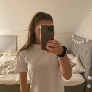 Vit basic t-shirt  - En jättefin T-shirt i storlek XS, använd några gånger men är i superfint skick så har inga skador eller defekter. Så fint att ha till ett par low waist jeans! ❣️Skriv om ni har några funderingar eller frågor! ❣️