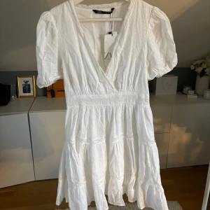 Vit Zara klänning - Fin vit klänning från Zara i storlek XS. Helt oanvänd med prislapp kvar.💓