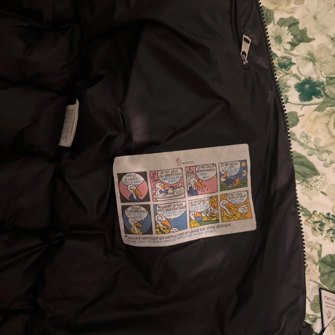 Svart dunväst med huva från Moncler - 2