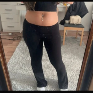 Svarta yogapants  - Säljer ett par svarta yogapants med låg midja och tight passform. De är stretchiga och sitter snyggt längs benen, perfekta för en chill och sportig look. Materialet är mjukt och följsamt, vilket gör dem sköna att ha på sig hela dagen.