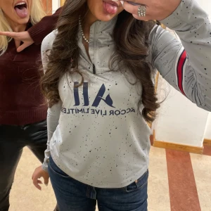 Grå långärmad PSG fotbollströja - Säljer en grå långärmad PSG fotbollströja med mörkblå tryck och stänk-mönster. Tröjan har halv dragkedja framtill och röd-blå detalj på ärmen, säljer den då den ej kommer till användning.