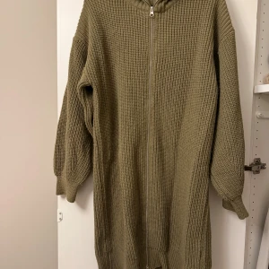 Stickad cardigan  - Stickad cardigan. Går att stänga dragkedjan hur man vill. Storlek S 💚
