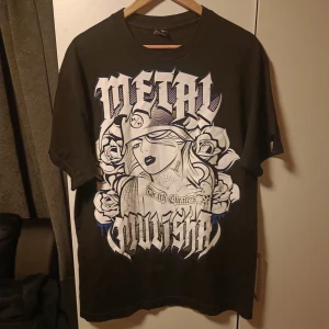 Metal Mulisha t shirt - Köpt ny förra året på Öland och har ej använts mycket, lite sprickor i trycket kan förekomma.