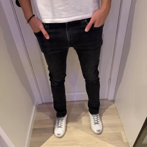 Dondup George  - Snygga dondup jeans. Modell: George✔️ Skick 9/10✔️ Mått: Längd: 101cm Midja:  40cm✔️ Trendigaste jeansen på marknaden✔️Vid minsta fundering kontakta oss✔️