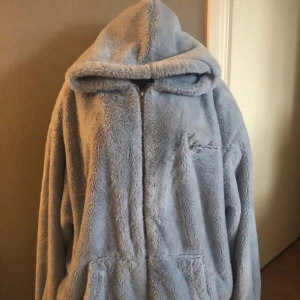 Karl kani hoodie/jacka - Hej jag säljer en välvårdad Karl kani jacka/tröja den är varm att ha ute tyg på insidan och blå päls, den har en huva och drag kedja, använd i gott skick. 