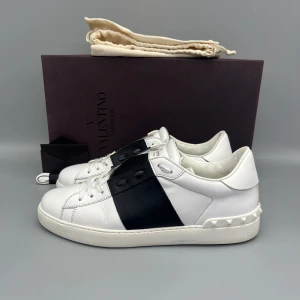 Valentino Open Sneaker Svart - • The shoes have been gently used and are in really good condition  • Size: 41.5 (fits 42–42.5)  • Color: Black  • Retail price: 7280 SEK / 590€  • Box, dustbag, new laces & valentino card included